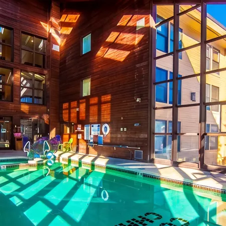 Royal Vista III, Pool & Hot-Tub, Ski-I/O, 2 BR, 2 Bath, Sleeps 6