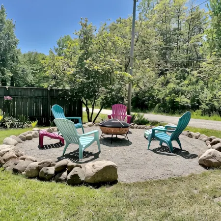 The charming Glenn Cottage! Walk to Lake Michigan!