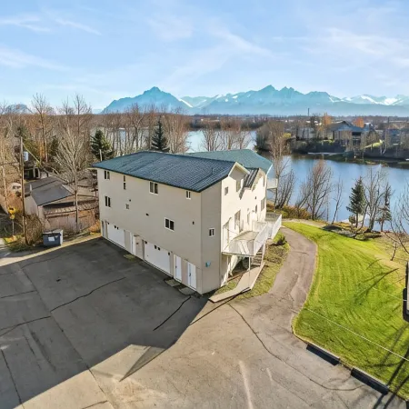 Lakeside Bliss: Wasilla Condo w/ Private Dock, Kayaks & Fire Pit