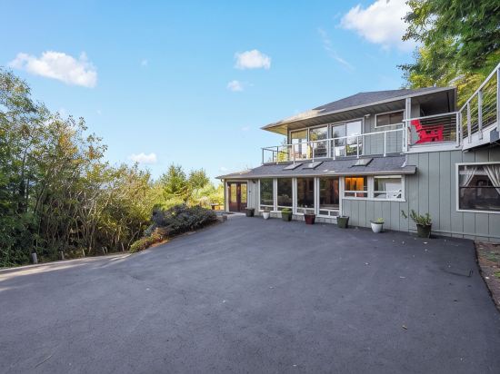 Amazing panoramic views and deck to watch from
