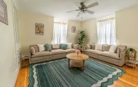 Spacious 3BDR/4Bed apartment with King + Queen beds, WiFi, AC in Downtown Salem - Condos