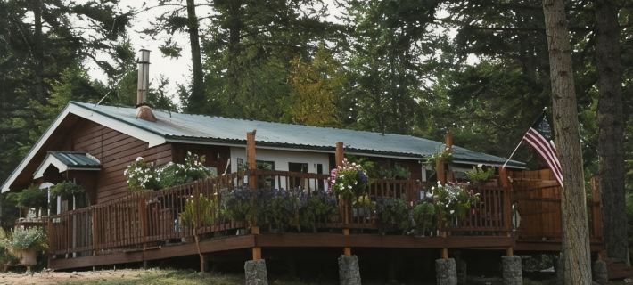 Cabin near Flathead Lake is walking distance to food, shopping and lake view. Hotels in Flathead County