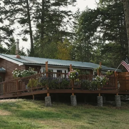 Cabin near Flathead Lake is walking distance to food, shopping and lake view.