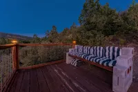 Luxury Durango Retreat, 5 Min to Downtown, Hot Tub, Views, Games, Pets Welcome! - 民宿