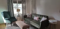 The Bird- Lovely 2 Bed Home in the Garden, Great Location - Homestays