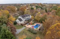 Blue Door Guesthouse – Gorgeous & Spacious 2Br/2BA Pool-Level Retreat - 4 stjerner
