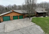 Secluded 3400 Sq Ft Log Cabin Retreat with Modern Comforts & Screne Nature views - Homestays