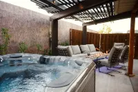 Family and Pet Friendly! Luxurious Backyard Amenities! Jacuzzi! Lots of Parking! -  Privatzimmer