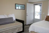 For less than two hotel rooms, stay on the Spit and sleep 7! - บังกะโล