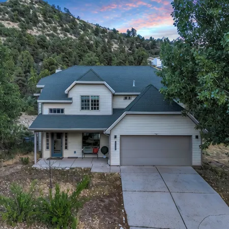 Zion Luxe Family Escape: HotTub, Games, Sleeps 14