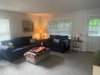 Cozy 2-bedroom condo in enchanting Petoskey with WiFi, AC. State Park, Bike Path - 民宿