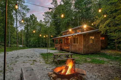 Spacious Secluded Cabin on 100 Acres Near Red River Gorge - Hytter
