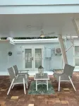 Sea Shell Cottage, Sleeps 2 - Escape the Cold; Our Pool IS Heated!
