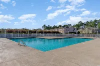Condo in Legends Golf Course Resort  with a great Pub Next Door to the Unit - WiFi