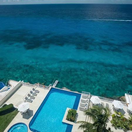 Stunning 7th floor condo, Excellent Snorkeling, Fantastic Oceanfront terrace!