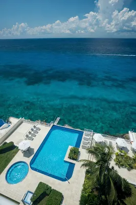 Stunning 7th floor condo, Excellent Snorkeling, Fantastic Oceanfront terrace! - 4 星級