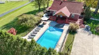 Pickle Hill - pool, pickleball court, sauna, near Hocking Hills, sleeps 10! - Pools