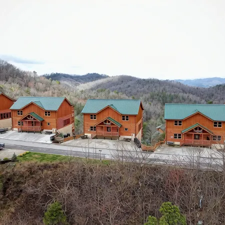 InCabinHeatedPool-JACUZZI-KingBeds- EV Charger - Sleeps20 Aracade EV3