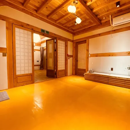 Gyeongju Woljeongheon Hanok Pension Отели рядом с достопримечательностью «Королевские гробницы Орын»