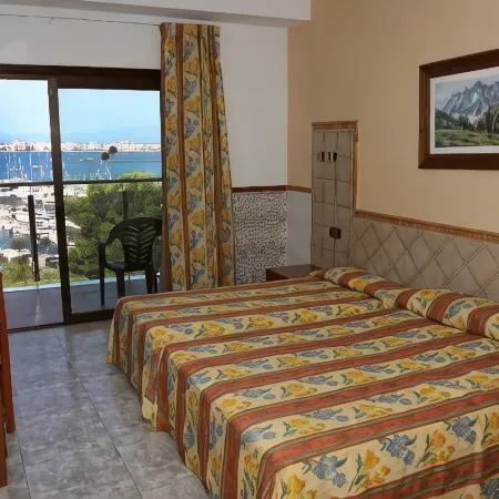 Hotel Univers Отели в г. Розес
