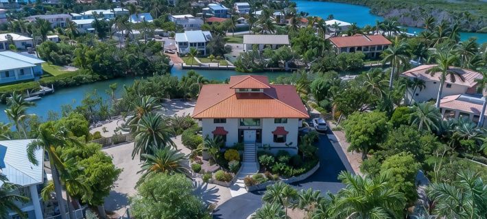 Extraordinary 4K Sq Ft 6 bd/4-bth, large pool/spa & NEW 140 ft concrete dock!!! Ξενοδοχεία στην πόλη Marathon