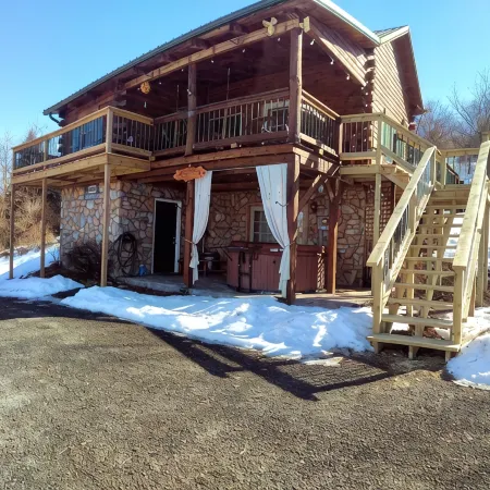 Secluded Cabin on the Hill in the Hocking Hills