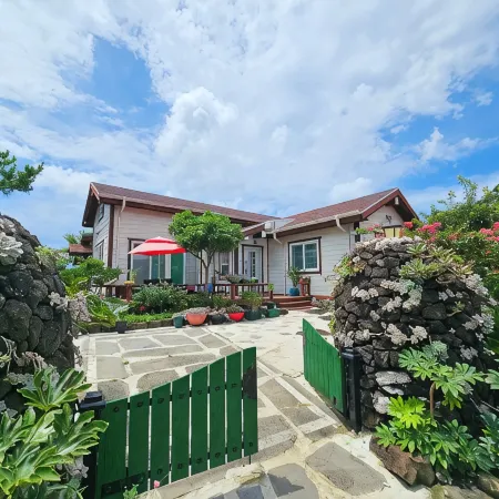 Jeju Evergreen House Pension Отели рядом с достопримечательностью «Парк верховой езды The Ma Park»