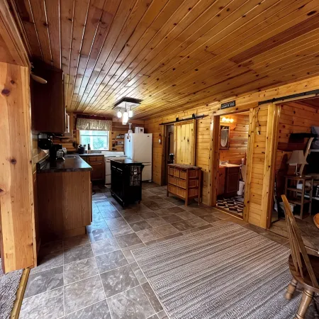 Cute Cabin on Big Pine Lake with a Large Fenced Yard and Lake Access Отели в г. Пайн