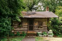 Historic 19th Century Cabin in Greenville - Hytter