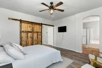 Charming 2-bedroom townhome near ASU in Tempe  with AC, garage, and a pool! - Bungalows