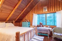 Laughing Bear Log Cabin, historical, sleeps 8, full kitchen, 2 dining areas!! - Chalets
