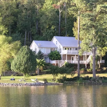 LUXURY LAKEFRONT HOME W/SWIMMING POOL & BOAT RENTALS