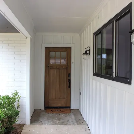 Newly Remodeled Farmhouse, 12 Minute Walk to Campus. 3Bd 3ba with Bonus Room
