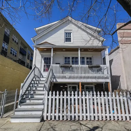Beautiful Roscoe Village/Hamlin Park 4 bed 3 bath.