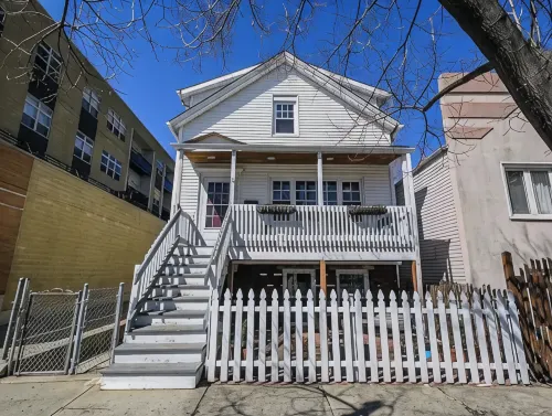 Beautiful Roscoe Village/Hamlin Park 4 bed 3 bath.