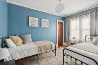 Urban Retreat- Entire House. King beds. Central location. - Gym