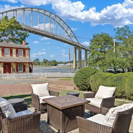 Luxury 2-bedroom house with Water views, Chesapeake City