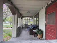 Spacious 4-bedroom house central to Des Moines near Drake Univ. Fenced yard