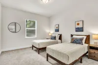 Greer Charm: Pet-Friendly 2BR with Fire Pit