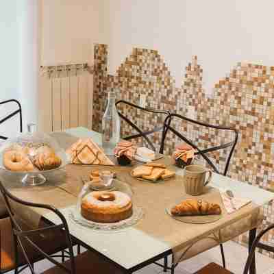 Mirabila Apartment Pompeii: Comfort, History and Relaxation at Two Steps from the Ruins Dining/Meeting Rooms