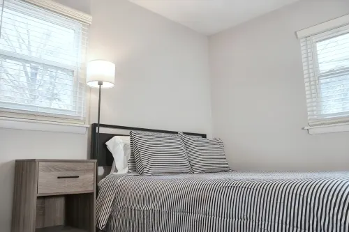 Charming 2-bedroom townhome in Raleigh with AC, WiFi - Bungalows