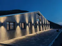 Farmhouse Lodge - Parking