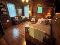 Historic Petunia Cottage: Large Renovated Victorian Excellent In-town Location - บังกะโล