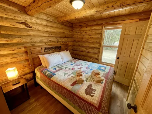 Secluded Creekside Cabins - Chalets