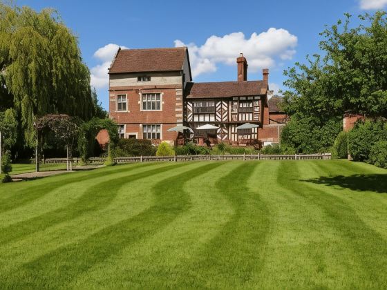 Albright Hussey Manor