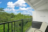 Studio with AC, lanai, and mountain views. Steps from the ocean with beach gear!