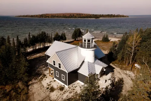 Bois Blanc Island Lighthouse Home. Iconic Sunset Views of the Mackinac Bridge! - 4 stjerner