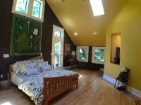 Artist's Serene Mapleton Sanctuary - บังกะโล