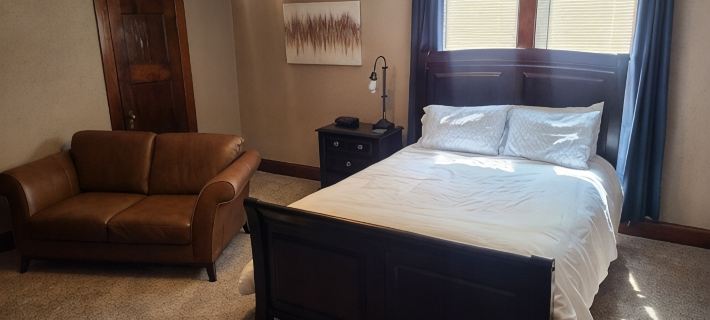 Cozy upstairs bungalow Hotels in Hancock County