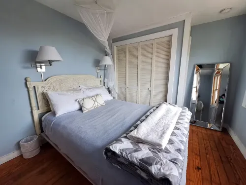 Attached Apartment Near It All. Organic Farmstead. Stunning Views. Pet-friendly.